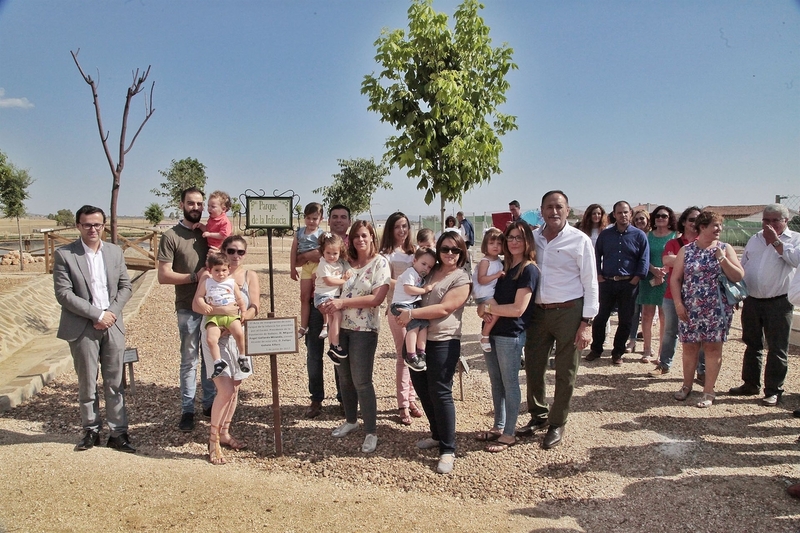 Granja de Torrehermosa inaugura un parque con 42 árboles con los nombres de los niños nacidos en los últimos tres años