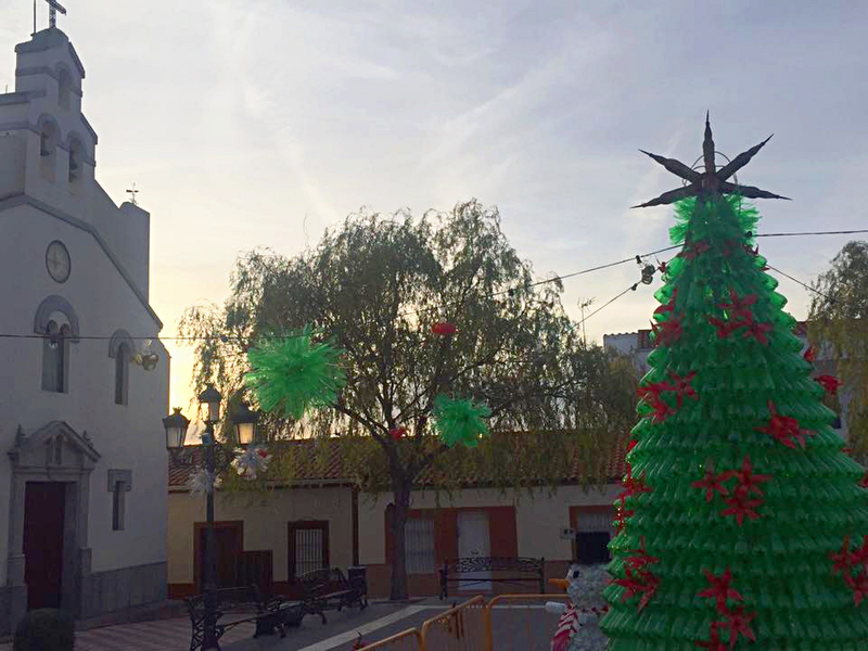 Entrín Bajo adorna esta navidad de nuevo sus calles con material reciclado