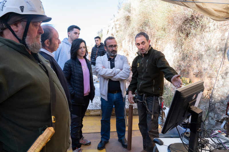 El presidente de la Diputación de Cáceres ha visitado la mina para interesarse por el trabajo que el equipo Aranzadi está realizando