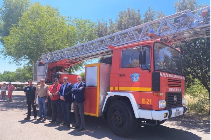 La Diputación de Cáceres dona a los bomberos de Moita, en Portugal, un camión-escala