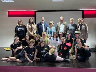 Mª Mercedes Vaquera celebra la victoria del IES Siberia Extremeña en el XVIII Concurso Nacional de Teatro Clásico Grecolatino