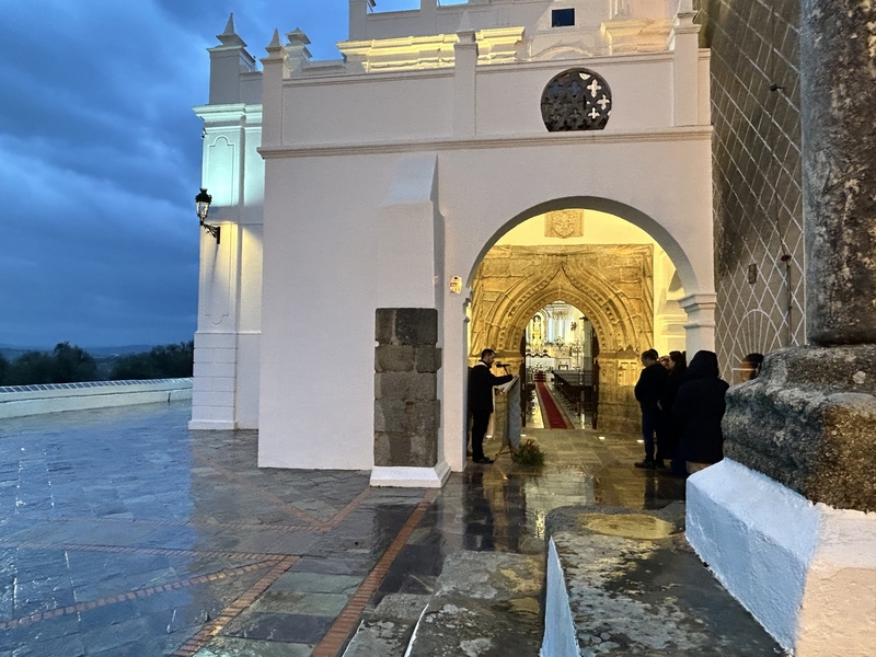 La Junta devuelve el esplendor a la portada gótica del santuario de Nuestra Señora de Gracia en Oliva de la Frontera