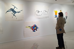 Los dibujos de Fernando Renes llaman a la reflexión sobre el mundo contemporáneo desde la Sala de Arte El Brocense