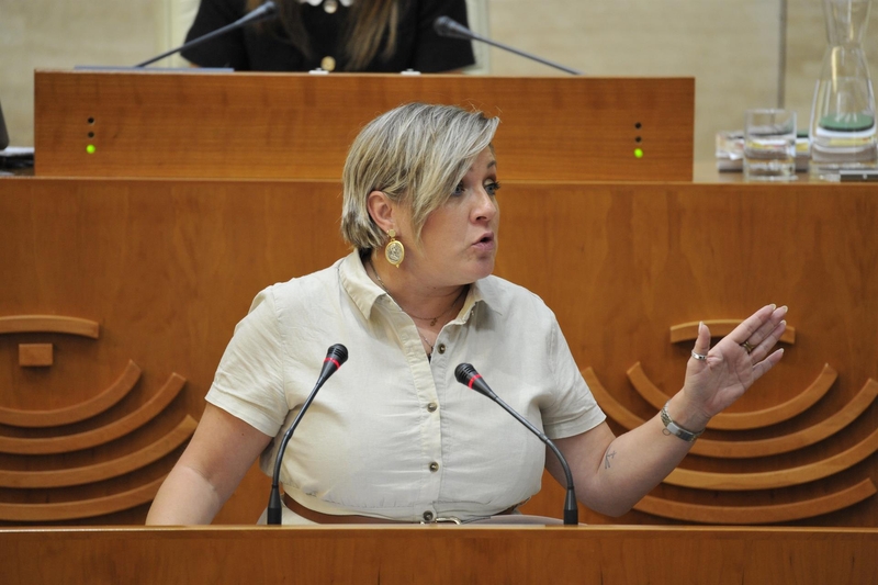 La Asamblea de Extremadura reprueba a la consejera de Educación por la falta de transporte escolar al inicio del curso