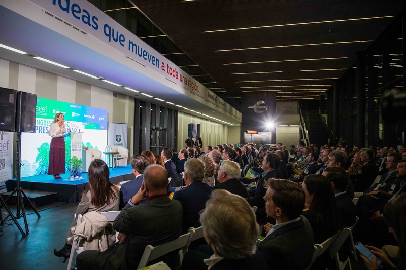 La presidenta de la Junta defiende la empresa familiar como el principal soporte de la economía en Extremadura