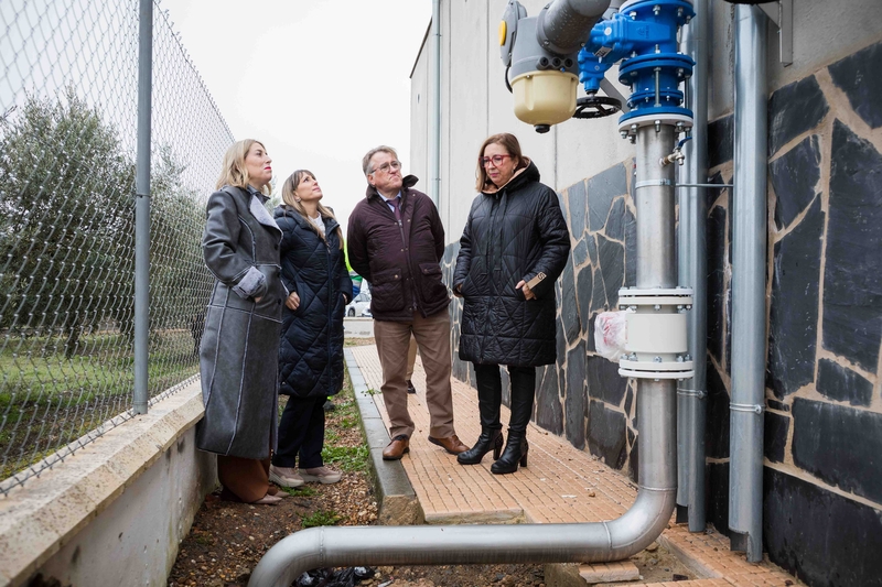 La presidenta de la Junta visita las obras hidráulicas que solventan los problemas de abastecimiento en Valencia del Ventoso