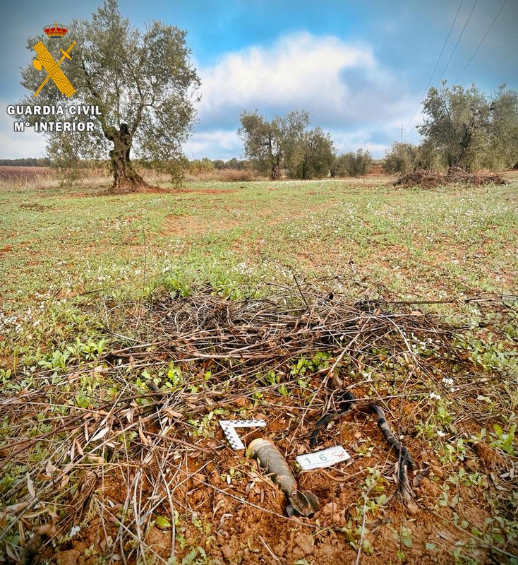 La Guardia Civil desactiva una granada de mortero hallada en una explotación agrícola de Almendralejo