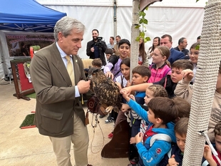 El consejero de Mundo Rural señala que ecosistemas como la reserva del Cíjara se conservan por los habitantes de la zona