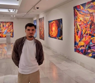 El pintor extremeño Adrián Rolo lleva su exposición 'El Jardín Colgante' al Museo Etnográfico de Olivenza