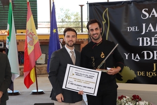 Ángel Gómez Casas se lleva el 'Cuchillo de Oro' del Concurso Nacional de Cortadores de Jamón en Jerez de los Caballeros