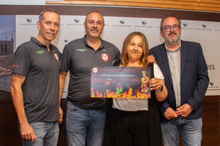 La Asociación de Bomberos Solidarios de Cáceres entrega a la Asociación Extremeña de la Enfermedad de Huntington un cheque de 5.060 euros