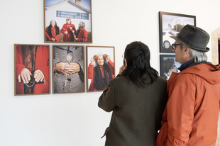 La exposición “Yo tengo un novio aceitunero” de Lucía Herrero comienza su itinerancia por la provincia de Cáceres