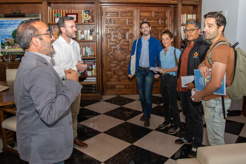 El presidente de la Diputación conoce la marcha del programa que desarrolla, junto a la ONG Sinergos, en Bolivia, contra las masculinidades hegemónica