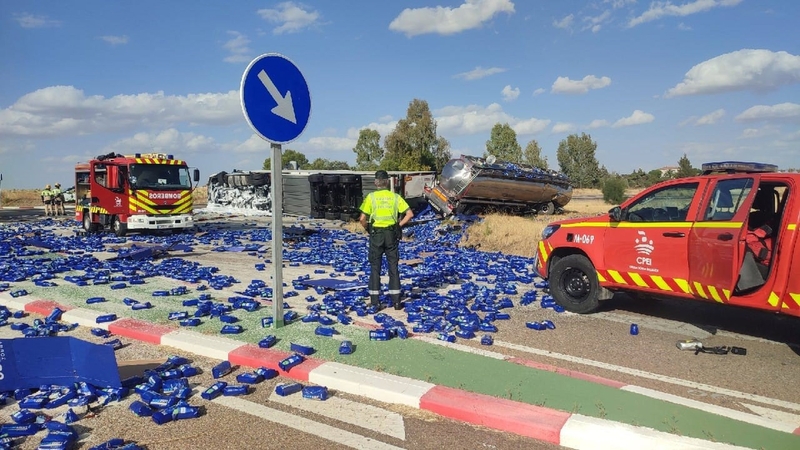 Dos heridos graves en un accidente en Azuaga con dos vehículos articulados implicados