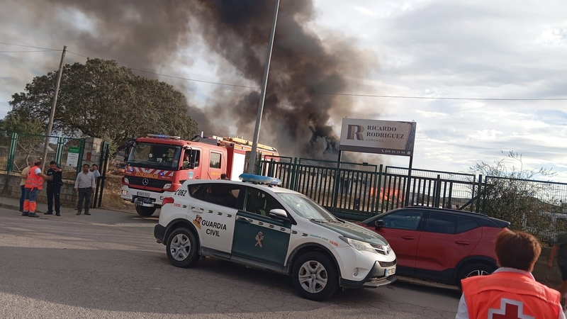 Varios medios combaten un incendio en una fábrica de corcho en San Vicente de Alcántara