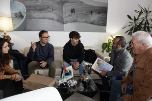 El presidente de la Diputación de Cáceres recibe a Rodrigo Domínguez, piloto de velocidad en la categoría de súper sport 300