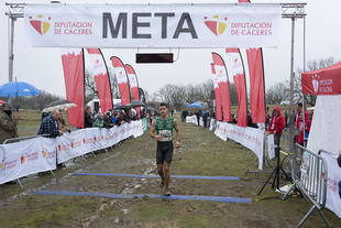 Celestin Ndkumana y Charity Cherop ganadores en la 55º edición del Gran Premio de Campo a Través Diputación de Cáceres celebrado en Aceituna