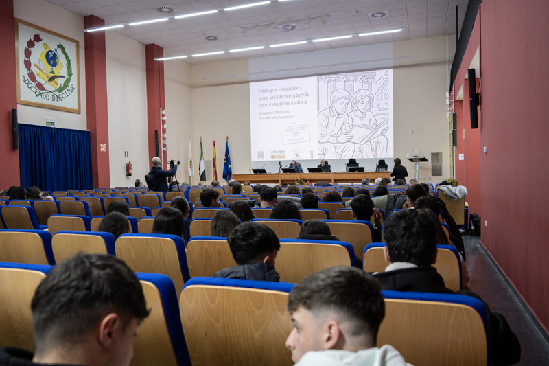 Futuros profesores y profesoras dialogan con maestras rurales que ejercieron durante el franquismo en la provincia de Cáceres
