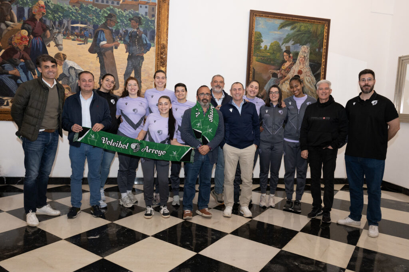 “Un ejemplo de esfuerzo y valores”: la Diputación de Cáceres respalda al voleibol femenino de Arroyo de la Luz