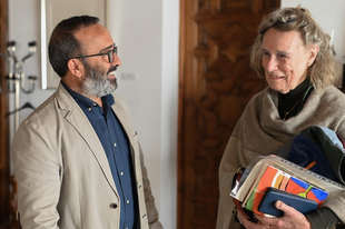 El presidente de la Diputación aplaude el proyecto de la artista Lucia Beijlsmit enfocado en las personas ciegas y el arte