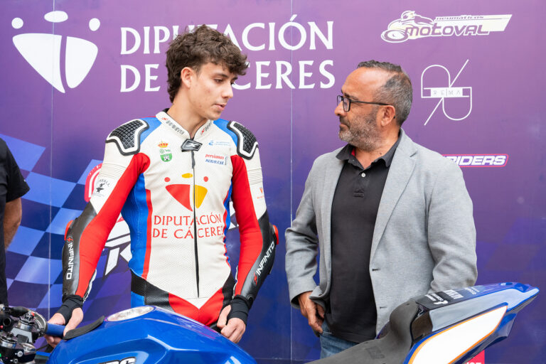 El piloto Rodrigo Domínguez presenta su equipación de cara a los próximos campeonatos de España y Portugal 