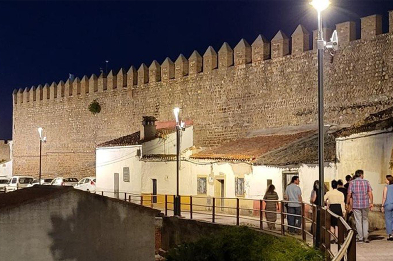 Diputación de Cáceres realza el valor patrimonial de la muralla de Galisteo con una nueva iluminación artística y eficiente