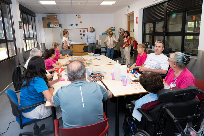 La Diputación de Cáceres refuerza su compromiso con la inclusión en su visita a COCEMFE Cáceres