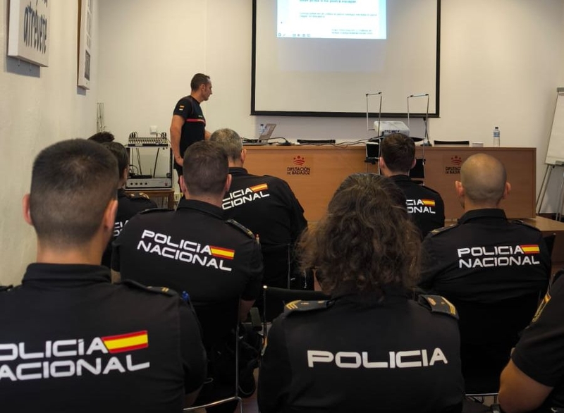 Los bomberos de la Provincia de Badajoz forman a policías nacionales en intervención inicial ante incendios
