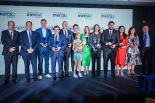 María Guardiola recoge el Premio Merca2 a la Transformación, Desarrollo y Talento concedido a la Junta de Extremadura