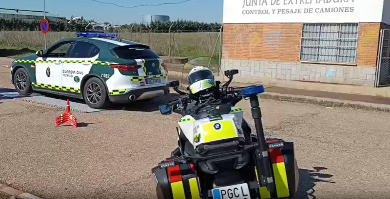 La Junta entrega a la Guardia Civil seis nuevas básculas móviles para el control de peso de vehículos en carretera