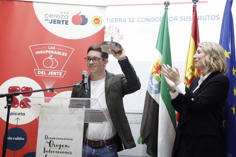 María Guardiola visita Salón Gourmets y entrega el Premio a la Excelencia Picota del Jerte 2026 a Guillermo Gracia