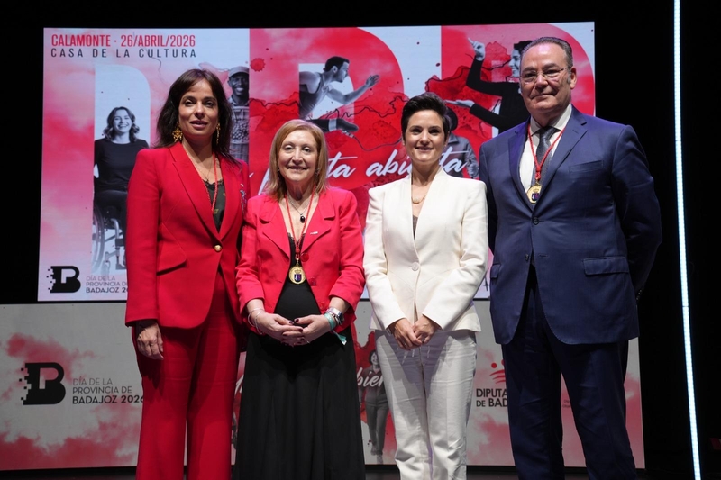 Raquel del Puerto destaca que las tres nuevas Medallas de Oro simbolizan el talento y el compromiso que 'están transformando una provincia mejor'