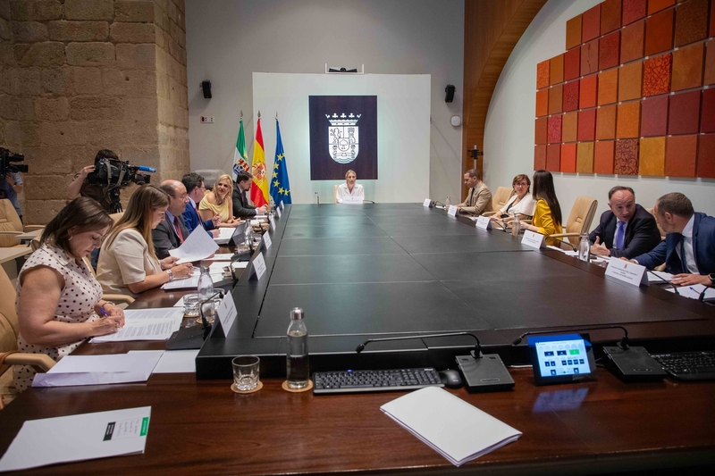 La Junta invierte 2 millones de euros en las comunicaciones del INFOEX para mejorar la lucha contra incendios